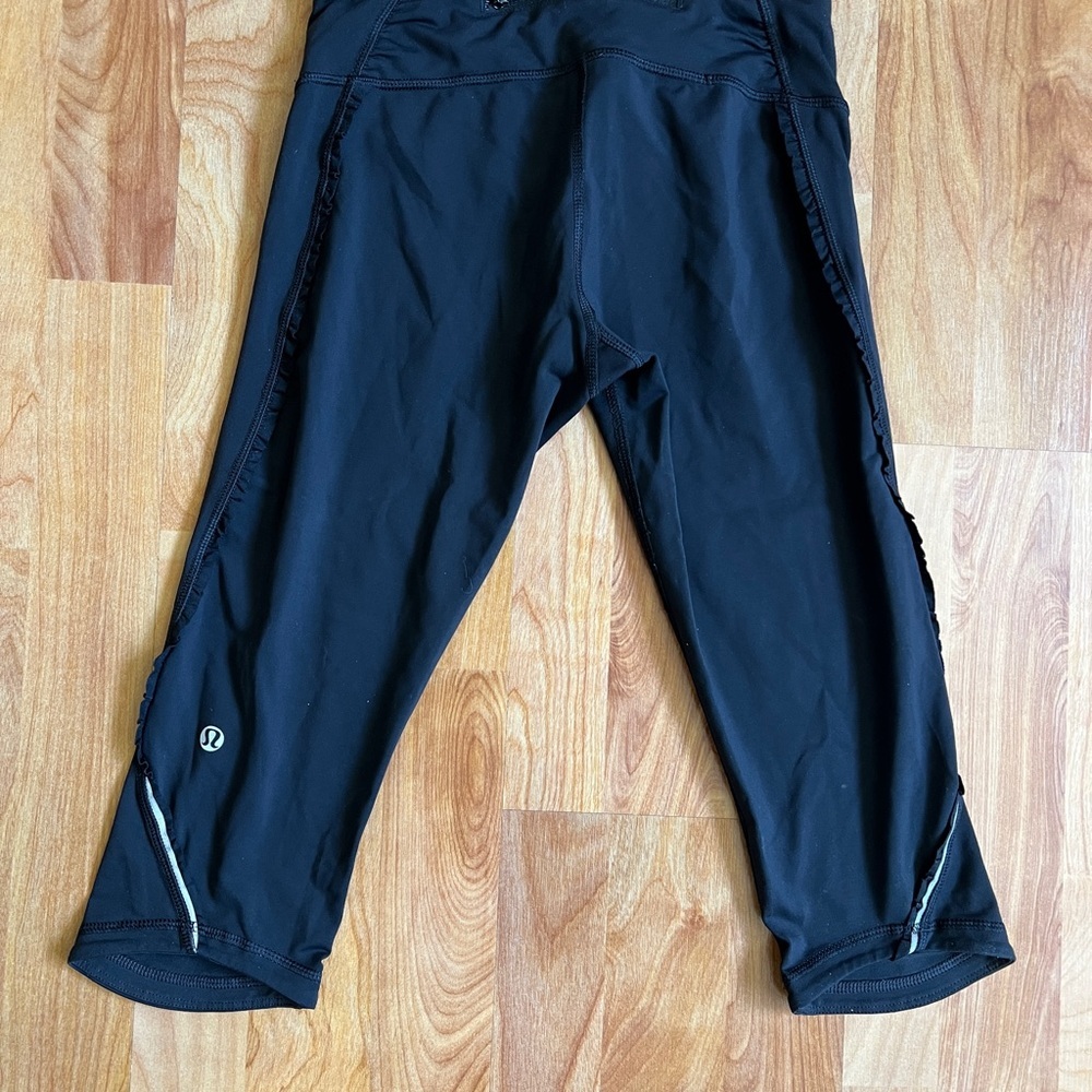 Lululemon Athletica Black Below Knee Crop Tights Ruffle & Reflective Trim sz 4